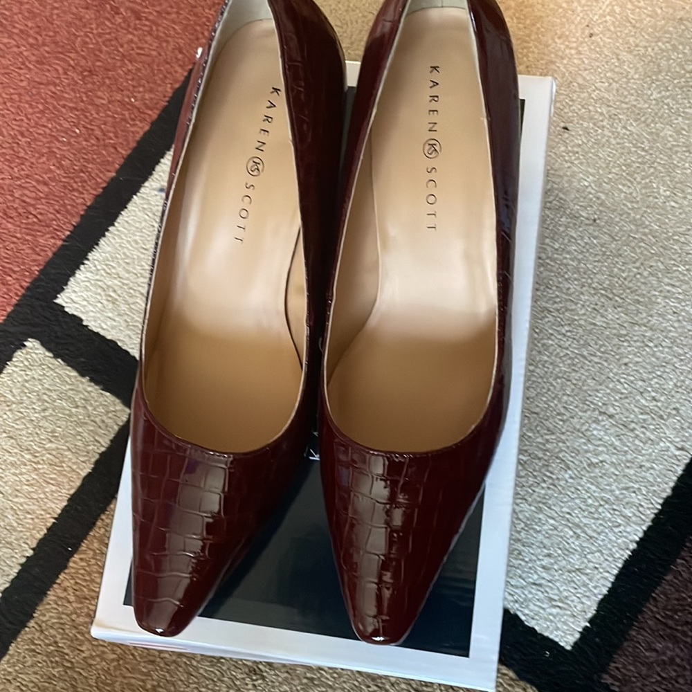 Karen Scott pumps